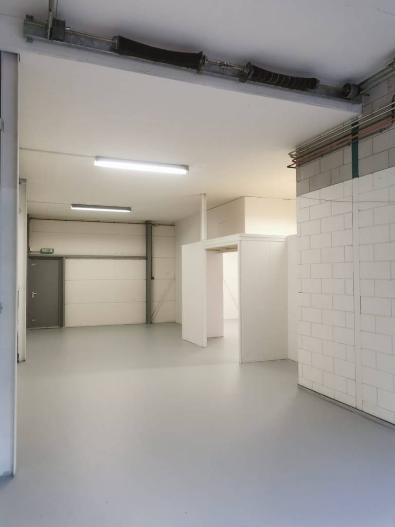 Vervem kantoor pand. vloer en muren netjes maken zodat het bedrijf erin kan